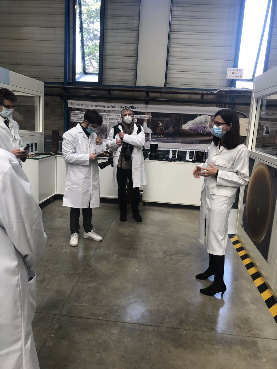 isaNaufle's tweet photo. Visite terrain avec @BertrandCamus DG @suez dans le laboratoire de recherche historique du Groupe, « cœur du réacteur, et navire amiral  »@BertrandCamus , pour répondre aux attentes des clients, des industriels #innovation en  🇫🇷 et à l international. Extrait de @afpfr https://t.co/mqOBL9YMWu
