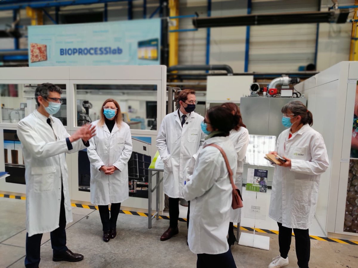isaNaufle's tweet photo. Visite terrain avec @BertrandCamus DG @suez dans le laboratoire de recherche historique du Groupe, « cœur du réacteur, et navire amiral  »@BertrandCamus , pour répondre aux attentes des clients, des industriels #innovation en  🇫🇷 et à l international. Extrait de @afpfr https://t.co/mqOBL9YMWu