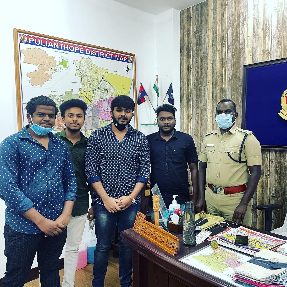 shariff_fouzan's tweet photo. A casual meet up with Rajesh anna IPS Pulianthope DC
And 

Met the newly transferred inspector of police P5 limit , Ramesh sir 

#tamilnadu #people #news #team #vaananba #police #india #newchange 
#teamvaananba https://t.co/RFf8oVHiwH