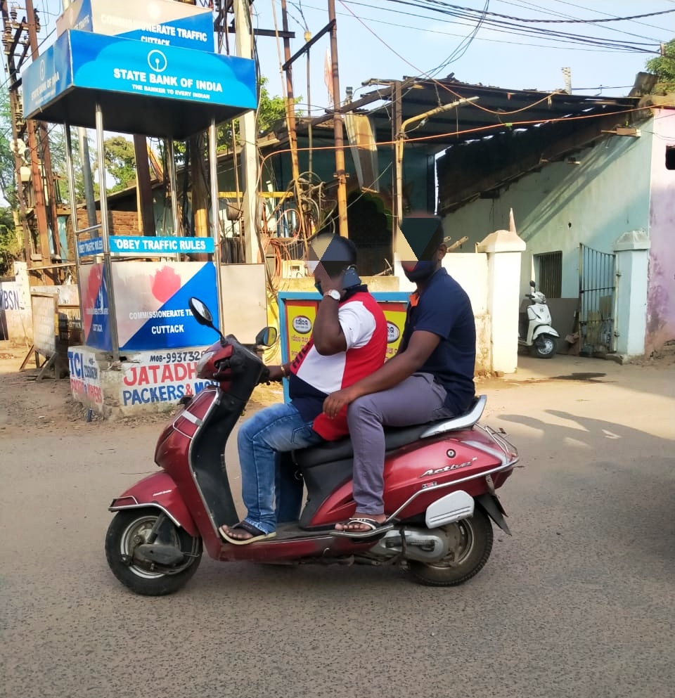 DCP_TRAFFIC's tweet photo. Please have a look at the most busiest persons of our Millennium City. Still living in their own 'State of Nature' .
Traffic Enforcement by Team Traffic Cuttack.
@SarangiSudhansu https://t.co/iSGPOB7LE9