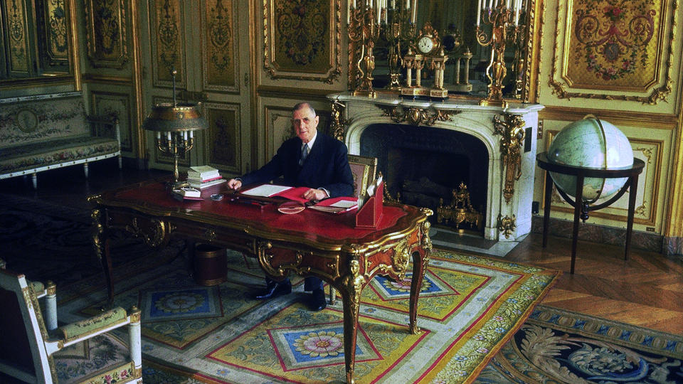 Autrefois grand salon de Mme de Pompadour et chambre à coucher de l'Impératrice Eugénie, c'est pièce centrale du palais que choisit le Général pour y prendre ses quartiers en 1958. 5/30