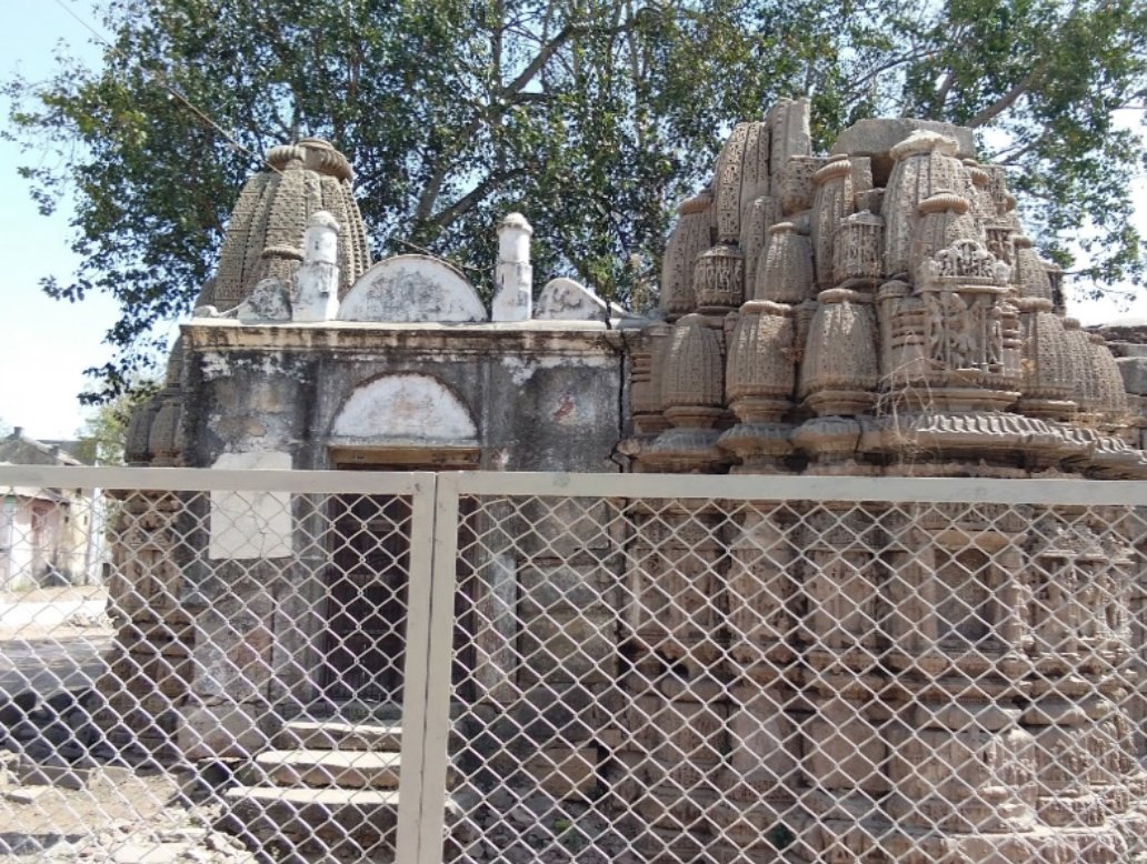 After destr०ying Somnath, he moved to the next Grand Mandir "Rudramahalaya".In 1415, Ahm@d attacked Sidhpur, and destroyed the Mandir. He converted the Mandir inti m०sque. Look at the m०sque pictures below.