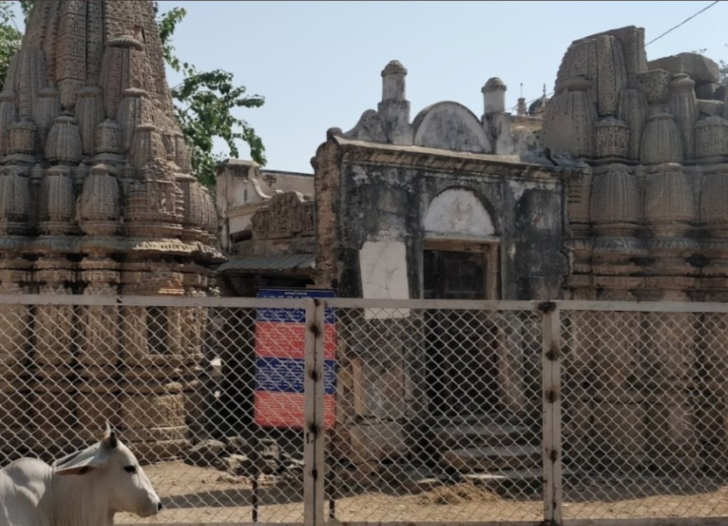 After destr०ying Somnath, he moved to the next Grand Mandir "Rudramahalaya".In 1415, Ahm@d attacked Sidhpur, and destroyed the Mandir. He converted the Mandir inti m०sque. Look at the m०sque pictures below.
