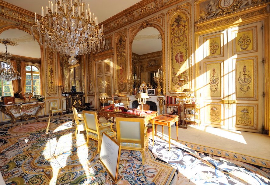 Pour le décor, De Gaulle choisit un bureau Louis XV de l'ébéniste Cressent , qu'il place devant la cheminée, un fauteuil Louis XVI au dossier canné, six chaises Empire provenant du salon de Joséphine aux Tuileries et un tapis Louis XIV de la Savonnerie. 6/30