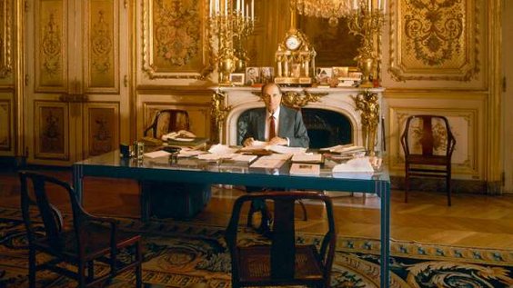 Le décor gaullien a depuis été repris par tous les présidents, à l'exception de VGE, qui n'utilise pas le Salon doré, et de Mitterand, qui commande à Paulin un mobilier moderne pour son 2e mandat, sans modifier la disposition de la pièce : le bureau reste devant la cheminée. 7/30