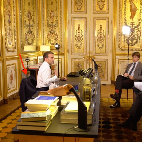  @EmmanuelMacron était lui assis, en bras de chemise, sur un fauteuil Passion de Philippe Starck, dont le dossier en cuir capitonné servait de support à la veste présidentielle. 11/30