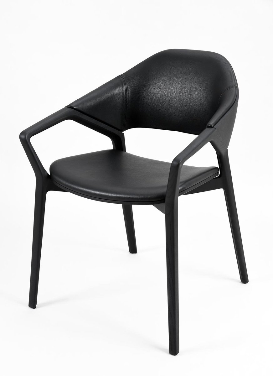  @GillesGressani,  @MatheoMalik et Ramona Bloj ont pu goûter au confort des chaises Ico d'Ora-ïto, icones du design ultra-contemporain qui ont déjà rejoint les collections du  @CentrePompidou en 2016, l'année de leur création. 10/30