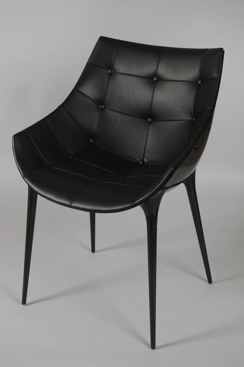  @EmmanuelMacron était lui assis, en bras de chemise, sur un fauteuil Passion de Philippe Starck, dont le dossier en cuir capitonné servait de support à la veste présidentielle. 11/30