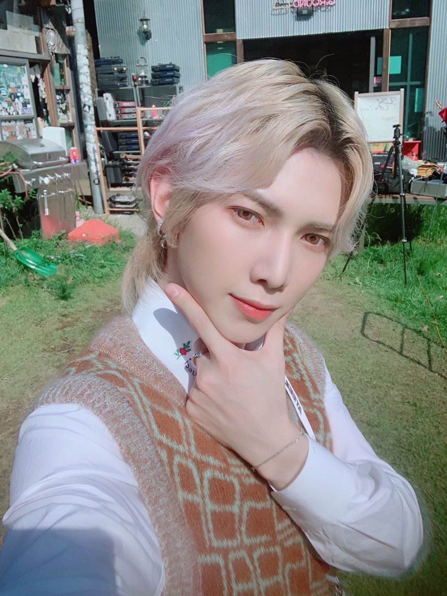 ATEEZofficial's tweet photo. [#여상] 저번에 올린 사진 중에 다른 필터도 있길래 올려요 하하 에이티니 오늘도 좋은 하루 보내요!
#ATEEZ #에이티즈 https://t.co/hOh6bNob7S