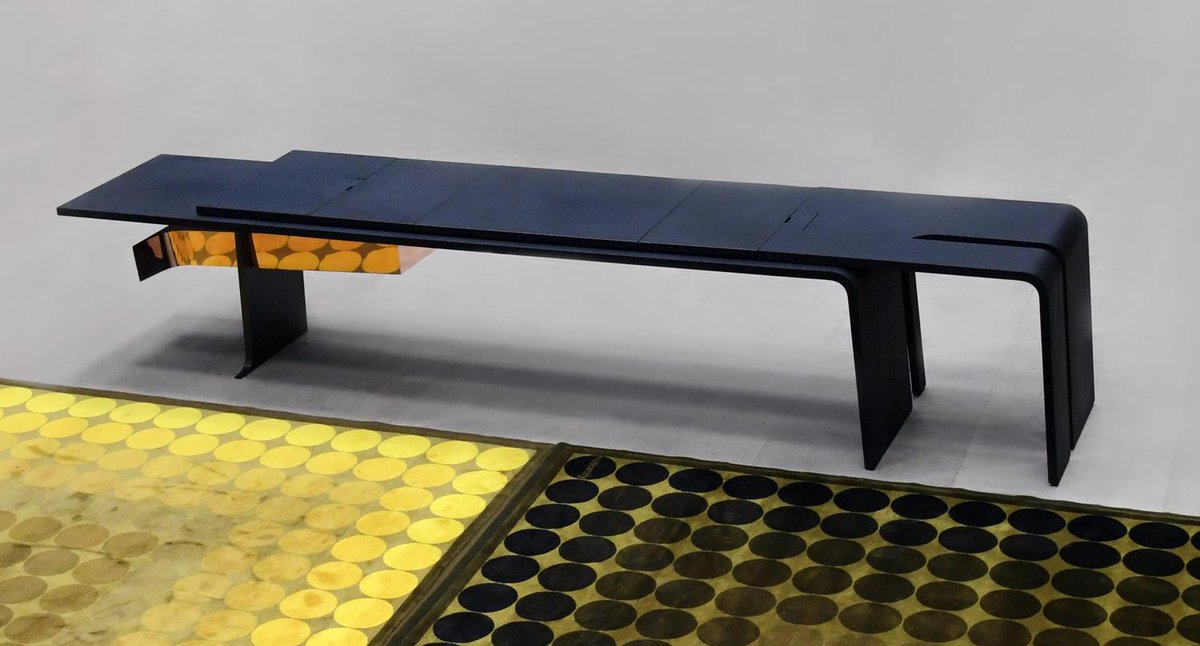 Entre eux, le bureau modèle K de Thierry Lemaire entré l'an dernier dans les collections du  @MNGBS, désormais de l'autre côté de la pièce, face aux fenêtres. Dessus, deux lampes Ombre portée en cuivre de Caroline Ziegler et Pierre Brichet. 12/30