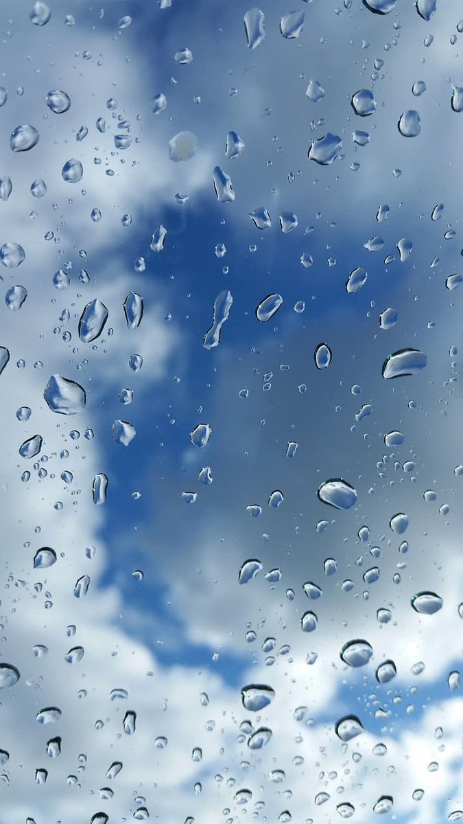 وضممت حُبكِ في السماءِ كأنني
تلكَ الغيومُ وأنتِ زخّاتُ المطرْ"