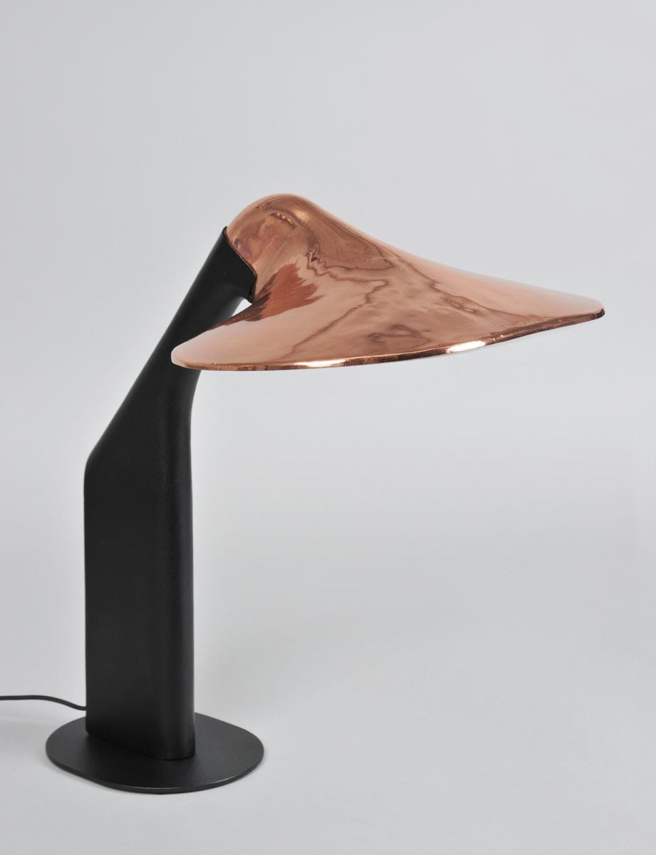 Entre eux, le bureau modèle K de Thierry Lemaire entré l'an dernier dans les collections du  @MNGBS, désormais de l'autre côté de la pièce, face aux fenêtres. Dessus, deux lampes Ombre portée en cuivre de Caroline Ziegler et Pierre Brichet. 12/30