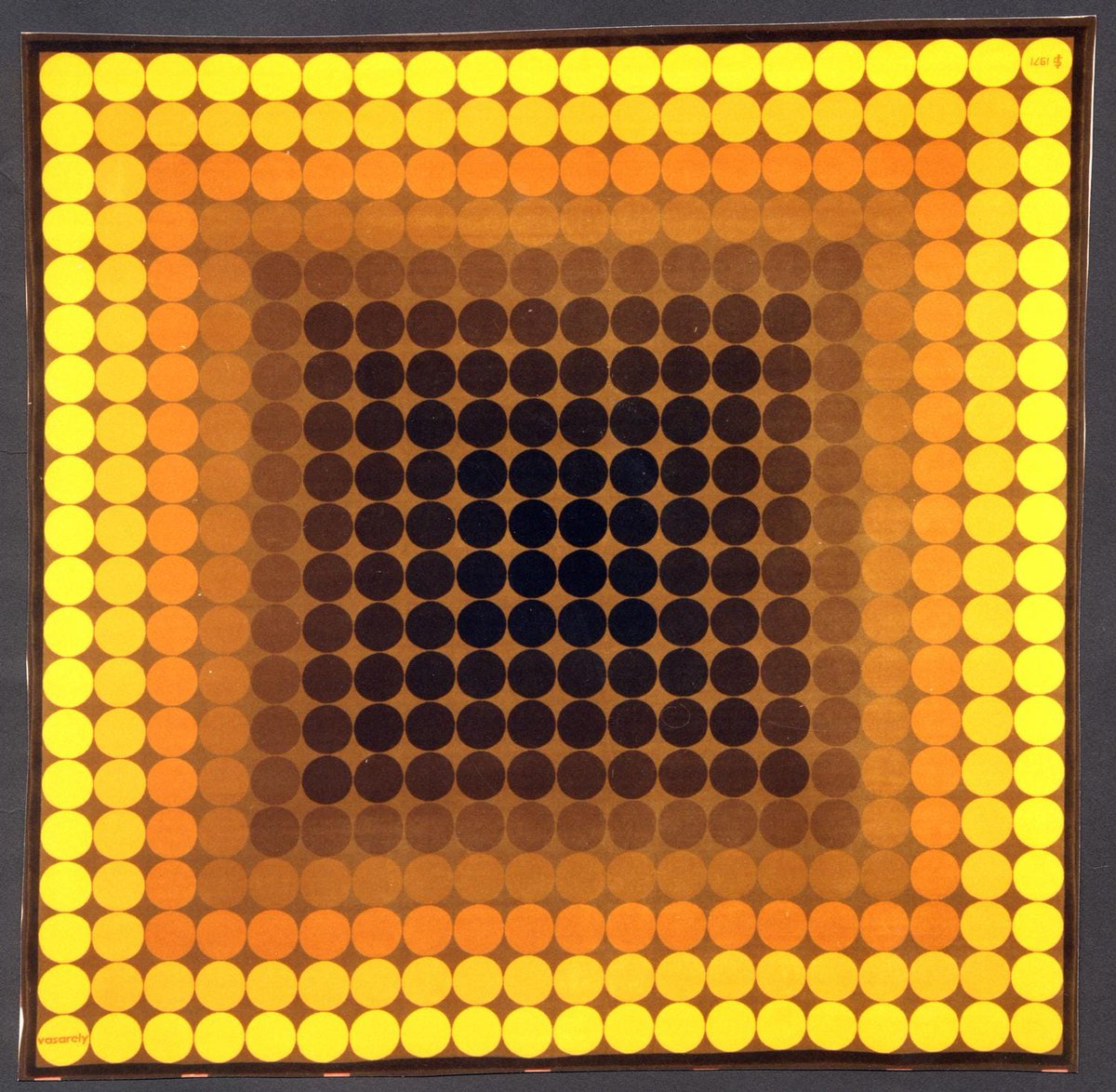 Sous leur pieds, un tapis velours de Victor Vasarély de 1971, "Composition claire", réalisé dans les ateliers de la Savonnerie. Le point commun de tous ces objets? Tous créés par des artistes français, pour la plupart dans les cinq dernières années. 13/30