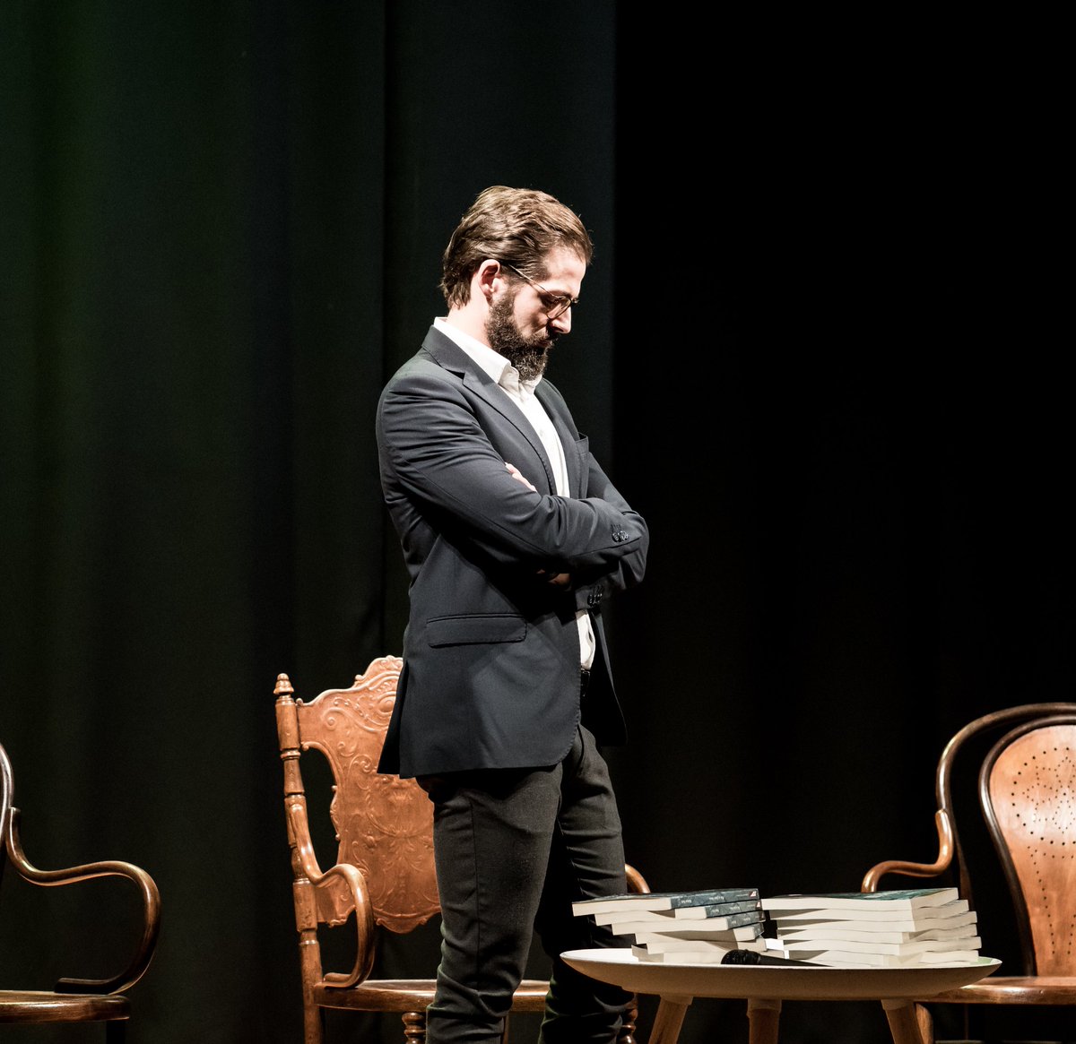BebiMatteo's tweet photo. Due anni fa usciva #POISIFECEBUIO.
Ero solo suo palco del Teatro Talia, ma in verità non ero affatto da solo. C'erano idealmente tutti i personaggi, reali o meno. C'era, in qualche maniera, la storia tutta di #GualdoTadino.
#lettura #letteratura #storia https://t.co/20Z3ayPj5u