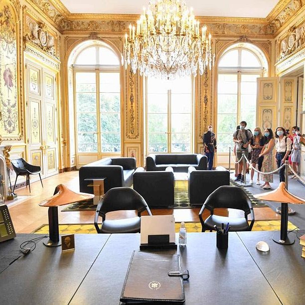 C'est encore plus signifiant si on ajoute les fauteuils de Patrick Jouin qui forment un petit espace salon côté jardin et la toile "2 décembre 1989" de Pierre Soulages, au-dessus d'une console de Gilbert Poillerat : une modernité artistique française est ici célébrée. 14/30