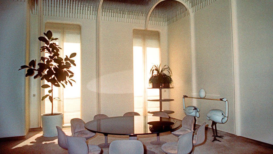 Il faut d'abord voir, dans ce dispositif macronien, un pompidolisme. En 1970, Pompidou avait déjà voulu "faire entrer la modernité à l' @Elysee" et avait fait appel aux designers Pierre Paulin et Yaacov Agam pour métamorphoser certains salons du rez-de-chaussée. 15/30