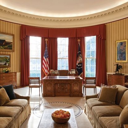 Mais il faut aussi y voir une "oval-officisation" : le bureau devant un triptyque de miroirs refletant les trois fenêtres donnant sur le jardin, que séparent les drapeaux, et auquel fait face un espace salon, n’est pas sans rappeler le bureau présidentiel americain. 16/30