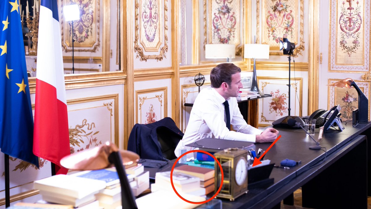 D'abord ceux qui comptaient déjà parmis les fameux "détails" du portrait officiel : les trois volumes de la Pléiade (Le Rouge et le Noir, les Nourritures Terrestres et ... les Mémoires de Guerre du Général de Gaulle) et cette curieuse horloge. 19/30