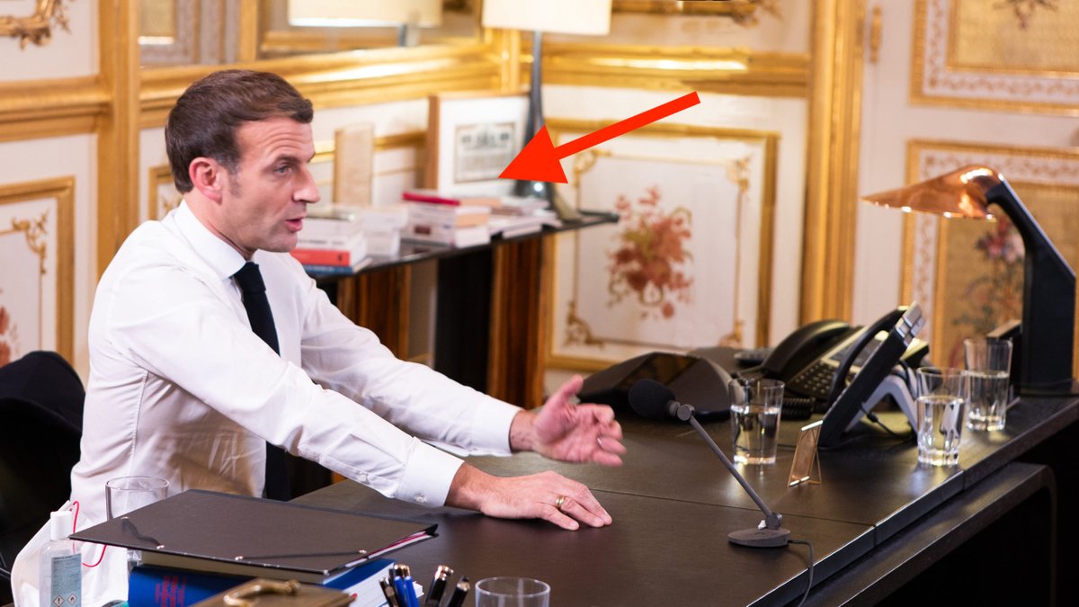 Enfin détour par la console en arrière-plan, sur laquelle se lit comme une histoire de France par rebond : Clémenceau, De Gaulle (I know), Mitterand et ... l'œuvre complet d'Emmanuel Macron. Difficile de faire plus clair, à défaut de faire cohérent. 22/30