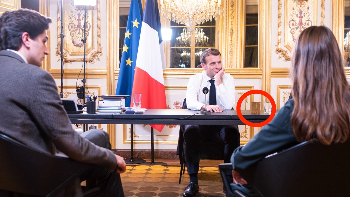 On relèvera aussi ce petit cadre doré, qui contient un portrait de Charles de Gaulle (oui, encore) toujours tourné vers le président. Un cadeau de Jacques Chirac, qui le tenait lui-même de Georges Pompidou. Décidemment, il y a comme un écho. 21/30