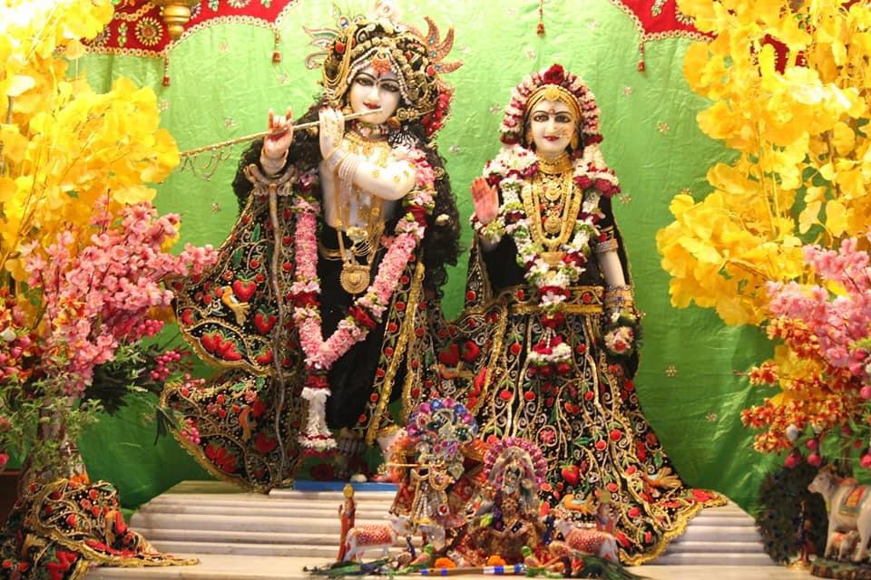 Damodar69884822's tweet photo. Todays Blissfull Darshan of #shrishriradhavrindavanchandra 
@Ulhasnagar Centre
@AnandVrindavan Dham

For details contact on-
+91-7066727666
+91-9284826810
#krishnaconsciousness #keshav #radharani #JaiJaganath #GaurNitai #JaiNarsinghdev #shrimadhusudanbapuji #damodardas #happiness https://t.co/Y41aLSxQCA