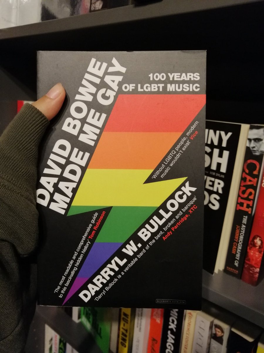 If you look at it, since you enter the house, Jongin already has a painting by David Bowie, a great musical artist known about the GREAT musical influence towards LGBT support , not to mention that David also had romances with men..  #kaisoo  #lgbt  #kai  