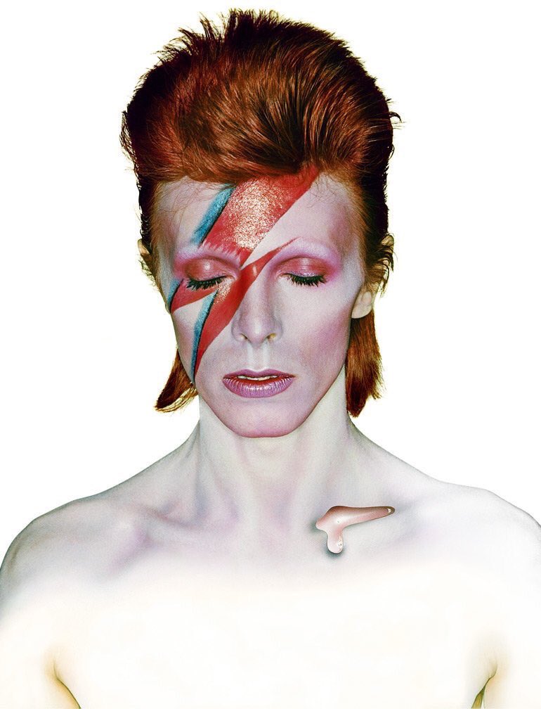 But not only does it have one, but it has a total of THREE paintings scattered throughout the house  #lgbt  #kai    #jongin