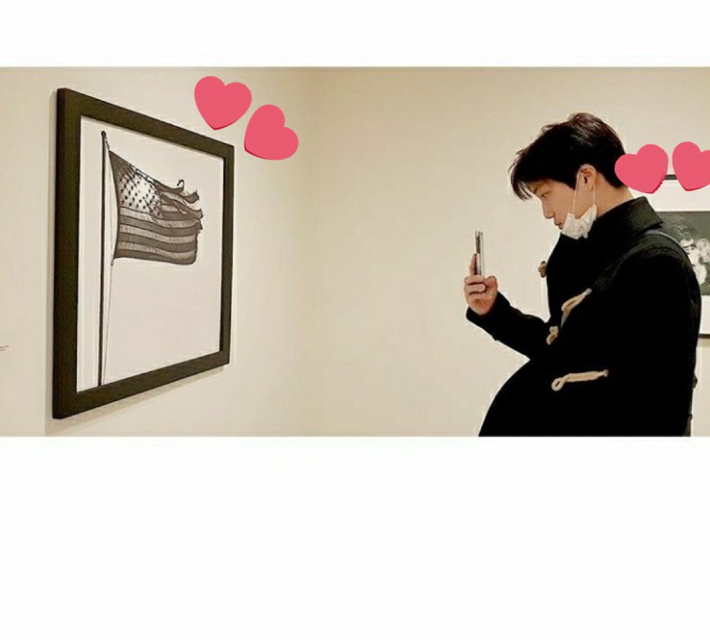 But not only that one but of the entire museum, Jongin chose to "frame" the art of Robert Mapplethorpe, gay art, with various works The image of the flag andThe kiss of a gay couple that he describes as the kiss that takes you out of your dream, is one of them  #kaisoo