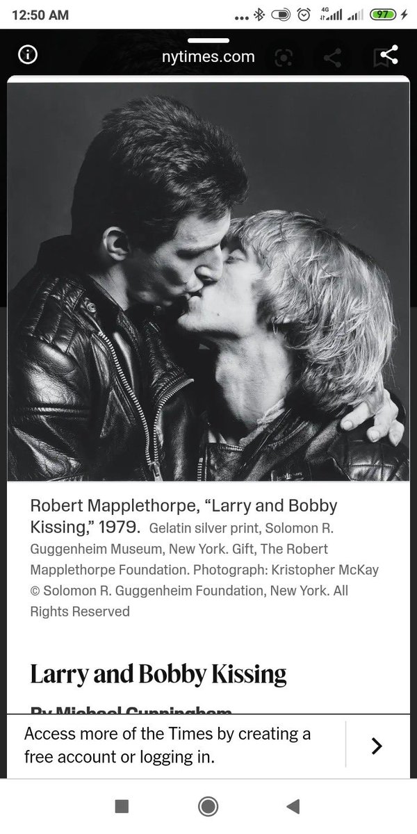 But not only that one but of the entire museum, Jongin chose to "frame" the art of Robert Mapplethorpe, gay art, with various works The image of the flag andThe kiss of a gay couple that he describes as the kiss that takes you out of your dream, is one of them  #kaisoo