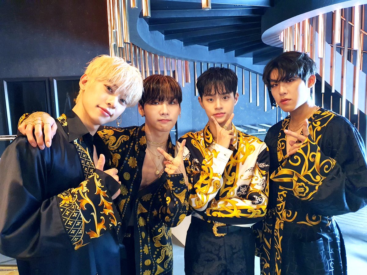 AB6IX's tweet photo. 사람들이 로브 입은 예삐는 거품이래요.. 언빌리버블😍 오늘도 ABNEW와 함께한 예삐 행복지수는 522% 상승✨💙💜

#SALUTE #AB6IX #에이비식스 #전웅 #김동현 #박우진 #이대휘 #브랜뉴뮤직 #BRANDNEWMUSIC https://t.co/bzyUpeYPCh