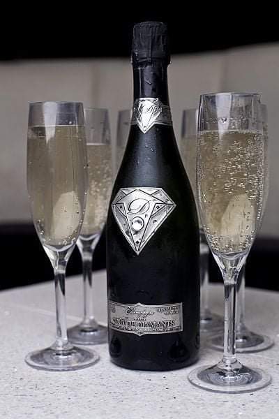 ZonePresse_'s tweet photo. 🥂🍾LE CHAMPAGNE LE PLUS CHER DU MONDE
environ 1.194.000.000 fcfa

Le champagne le plus cher du monde a été présenté par la marque anglaise de champagne "Goût de diamants" en juin 2013. Une bouteille au prix record de 1,838 million d'euros. Avec son logo en forme de "S", https://t.co/ZNXIbnNWXp
