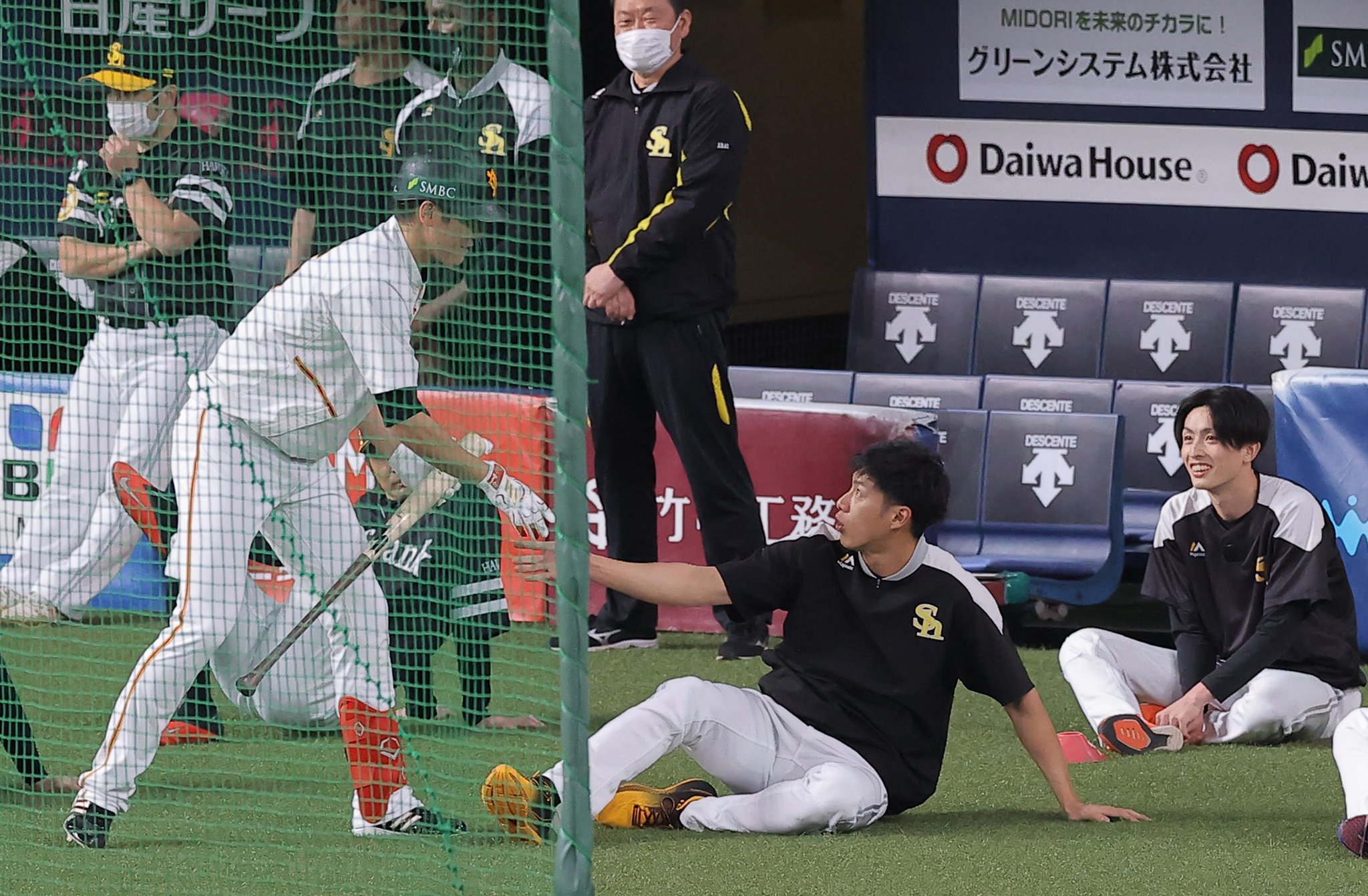 巨人情報 サンスポ Pa Twitter 練習風景から 坂本勇人 キャプテンはソフトバンクの 柳田悠岐 選手に歩み寄ってあいさつ 両リーグを代表する打者の２人は１９８８年生まれの同い年 撮影 中井誠 巨人 Giants ジャイアンツ サンスポ