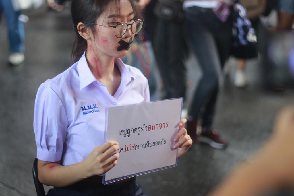 ThaiPressCO's tweet photo. การทำกิจกรรมของกลุ่มนักเรียนเลว บริเวณถนนพระราม 1 หน้าสยามพารากอน

มีการปิดการจราจรทุกช่องทาง  #ม็อบ21พฤศจิกา #นักเรียนเลว https://t.co/pZzJQ4f7wY