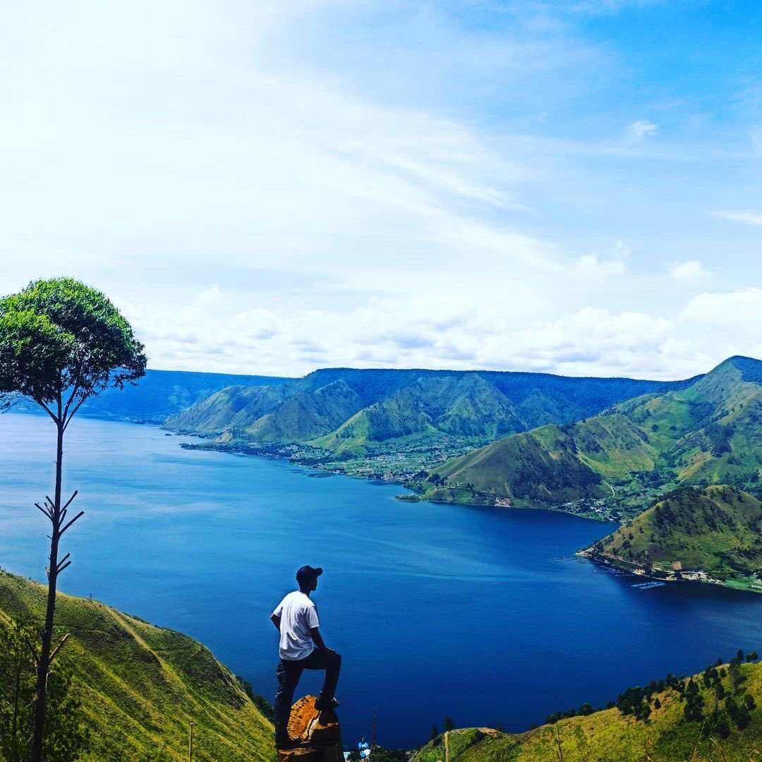 DanauSamosir's tweet photo. Berjalan untuk menjadi manusia yang mendengarkan suara hati, bukan orang lain. 
Aku adalah aku, bukan kamu!
_
_
_
Loc. Binahal indah resort
_
_
_
#danau_tobasamosir https://t.co/RUyNMPIFkL