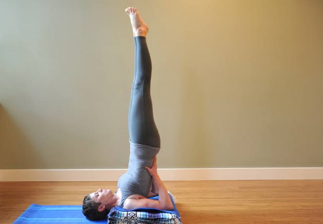 Ash_top5's tweet photo. #Top5 yoga poses for weight loss
#1 Warrior pose lll
#2 Shoulder Stand (Sarvangasana)
#3 Sun Salutations (Surya Namaskara)
#4 Triangle
#5 Plank

#FitnessMotivation 
#fitness 
#weightlossjourney 
#weightlosstips 
#YogaShorts https://t.co/cYq4XDguKn
