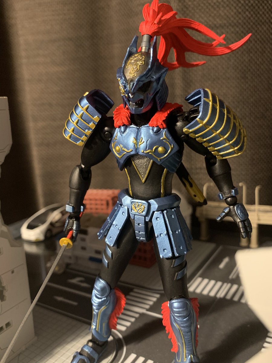 ザムシャー。レオの時代の侵略者達の如く、スーツに最小限のパーツの