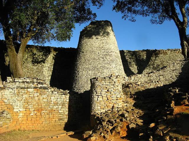 Uganda, Zambia, and Zimbabwe.Between the 9th and 15th cent Bantu-speaking states emerges in the Great Lakes region and in the savannah south of the Central African rain forest. On the Zambezi river, the Monomatapa kings built the Great Zimbabwe complex.