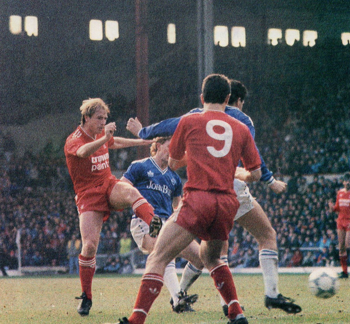 LCFCprogs's tweet photo. #FosseGold🦊
14th Feb 1987
#LFC v #LCFC: A losing debut for loanee #MichDAvray, despite a brace for @9Smudge and a #CraigJohnston own goal; a hat-trick from @Ian_Rush9 didn’t help our cause...
FT: 4-3
#LivLei #IanAndrews #SimonMorgan #PaulRamsey https://t.co/xpDRrAAbCN