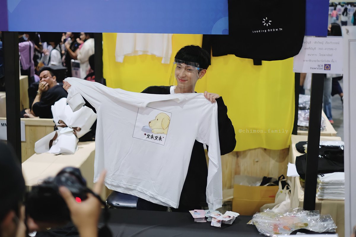 chimon_official's tweet photo. เสื้อมั้ยครับ รับเสื้อสวยๆไปใส่สักตัวมั้ยครับ
พ่อค้าพร้อมขายมาก คุณลูกค้าเชิญได้ที่บูธเลยครับ🤗😁

@Chimonac
@growth_cm
#Growthwithchimon 
#Fantopia2020
#CHIMONxFANTOPIA2020 
#ChimonWachirawit 
#ชิม่อนไงจะใครหล่ะ https://t.co/3hiVlNcxtB