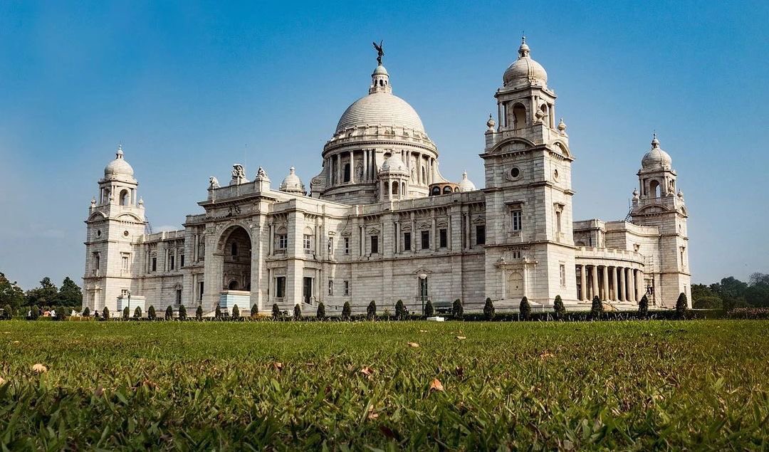 IndiaTour360's tweet photo. Victoria Memorial, built between 1906-1921 is one of the most famous architecture of Kolkata. Built in the memory of Queen Victoria.

#tti #treasuretripindia #kolkatadiaries #travelgram #travelphotography #kolkatagram #india #kolkatacity #travelindia #victoriamemorial #travel https://t.co/WZ6z0yQVdo
