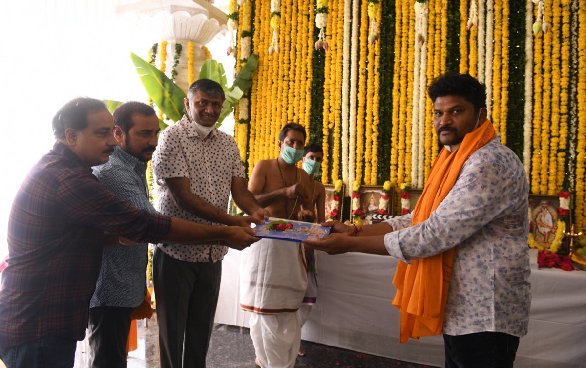 MythriOfficial's tweet photo. Super star @urstrulymahesh &amp; @KeerthyOfficial starrer #SarkaruVaariPaata Pooja took place today!

Regular shoot commences from 1st Week of Jan 2021 

Clap by #SitaraGhattamaneni
Camera Switched on by #NamrataMahesh

@ParasuramPetla @MusicThaman @GMBents @14ReelsPlus https://t.co/HmUGBLMCmr