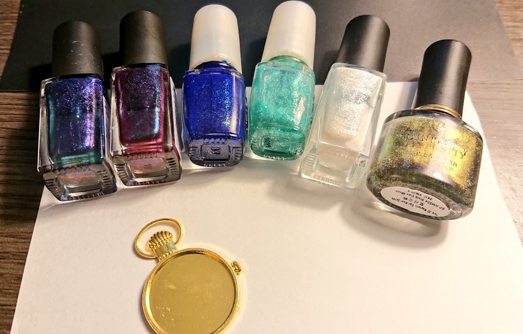 ট ইট র 田中 制作過程の写真だけで興味を持ってくれる方へ届け マニキュア塗りです 塗って地面塗ってモチーフ重ねてレジン載せて 一重で宇宙 塗りするものもあれば重ね塗りするものもありますがこちらは一重で作る宇宙塗りです