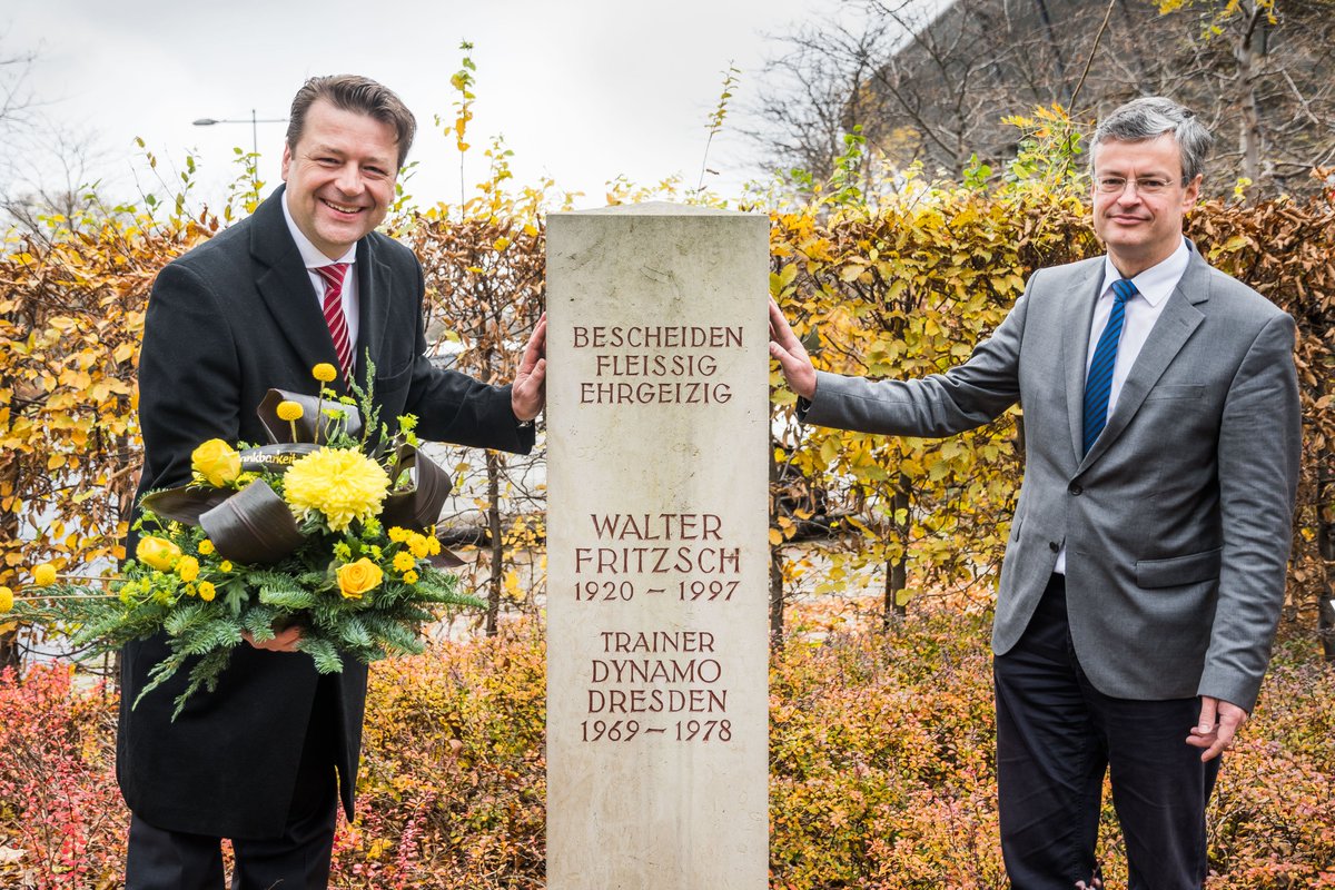 DynamoDresden's tweet photo. Dynamo-Präsident @HolgerScholze &amp; Vize-Präsident Michael #Bürger legten anlässlich des 100. Geburtstages von Walter #Fritzsch einen Kranz zu seinen Ehren am Gedenkstein vor dem @RHStadion ab. Ruhe weiter in Frieden, kleiner General! 🙏 #sgd1953 https://t.co/wszR6XYO2R