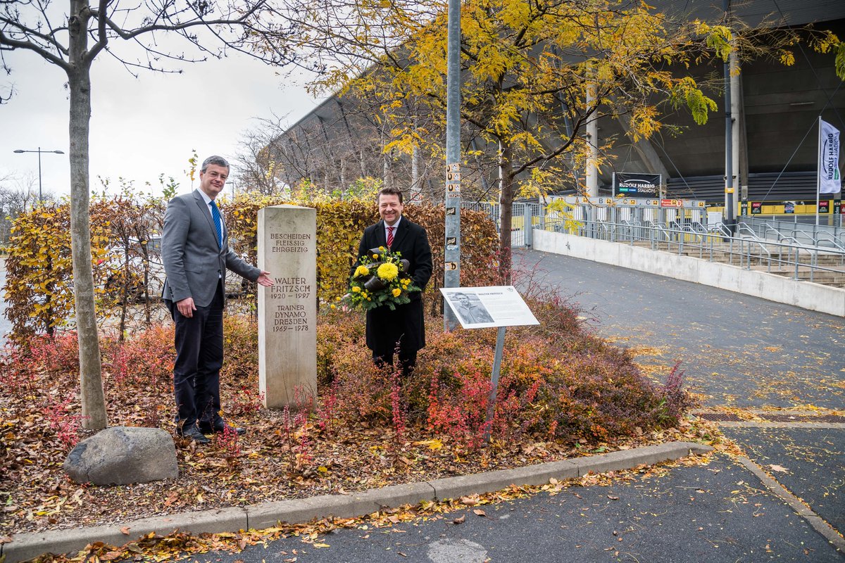 DynamoDresden's tweet photo. Dynamo-Präsident @HolgerScholze &amp; Vize-Präsident Michael #Bürger legten anlässlich des 100. Geburtstages von Walter #Fritzsch einen Kranz zu seinen Ehren am Gedenkstein vor dem @RHStadion ab. Ruhe weiter in Frieden, kleiner General! 🙏 #sgd1953 https://t.co/wszR6XYO2R