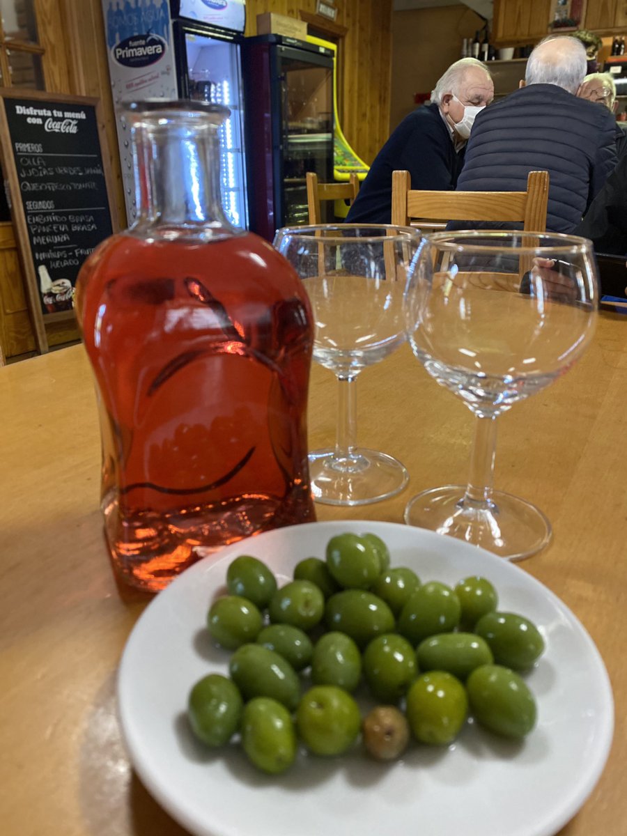 cacauencorfa's tweet photo. Com no, si estem per la zona, ens hem arrimat al #BarRamos en San Antonio de Requena..... que puc dir del Ramos..... !!
Embotit 🐷, ous 🍳 i creilles 🥔 ..... 🤤🥜
Vi fresquet ja d’aquest any i el pa 🥖 (importantíssim) perfecte!!! Ale, vos deixe que tinc feina!!! https://t.co/vsodLhZbmz