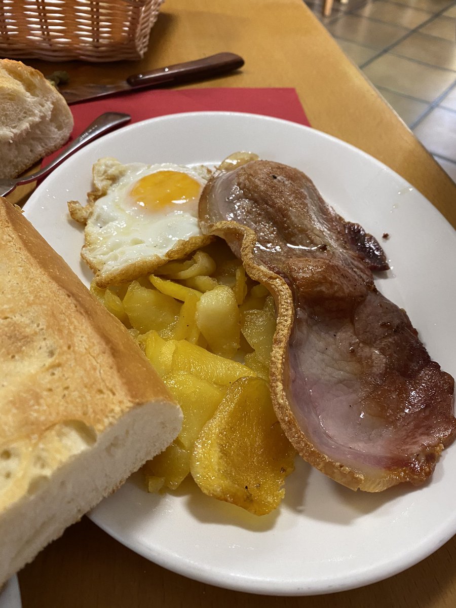 cacauencorfa's tweet photo. Com no, si estem per la zona, ens hem arrimat al #BarRamos en San Antonio de Requena..... que puc dir del Ramos..... !!
Embotit 🐷, ous 🍳 i creilles 🥔 ..... 🤤🥜
Vi fresquet ja d’aquest any i el pa 🥖 (importantíssim) perfecte!!! Ale, vos deixe que tinc feina!!! https://t.co/vsodLhZbmz