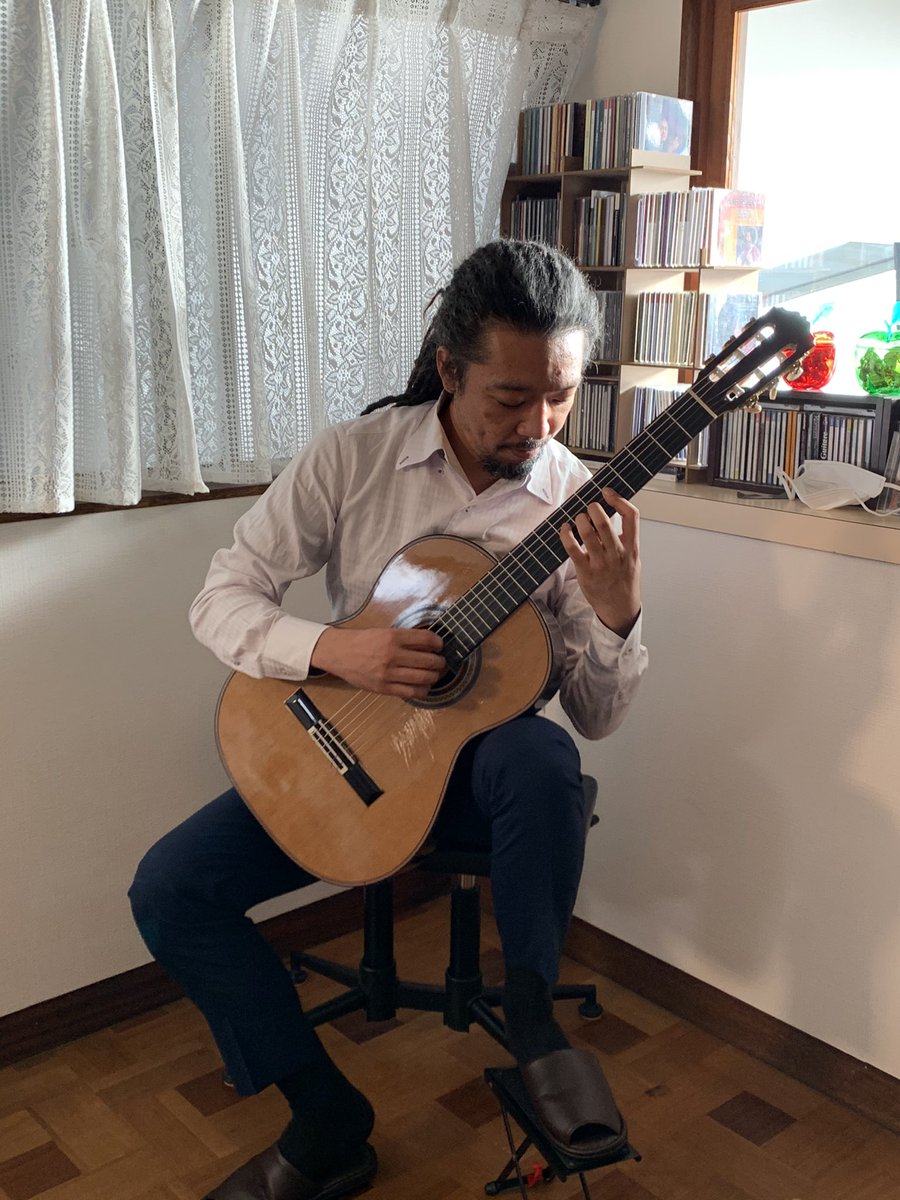 井谷ギター教室さんでの
松田弦さんのコンサート😍
ピアソラのプエノスアイレスの四季シリーズ含めリズミカルな曲、タレガや日本の歌シリーズのしっとりもの。
どちらも素晴らしかったです。🤩