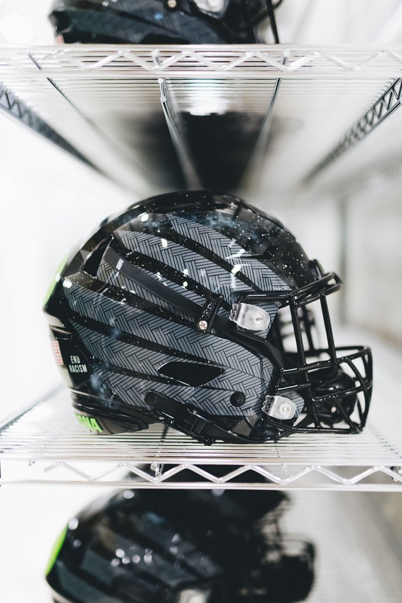 I encourage all attempts to explore, understand and imitate Pasifka culture - it is the sincerest form of flattery. Without further ado here are 4 ways Nike x Oregon got it right: (4/9)