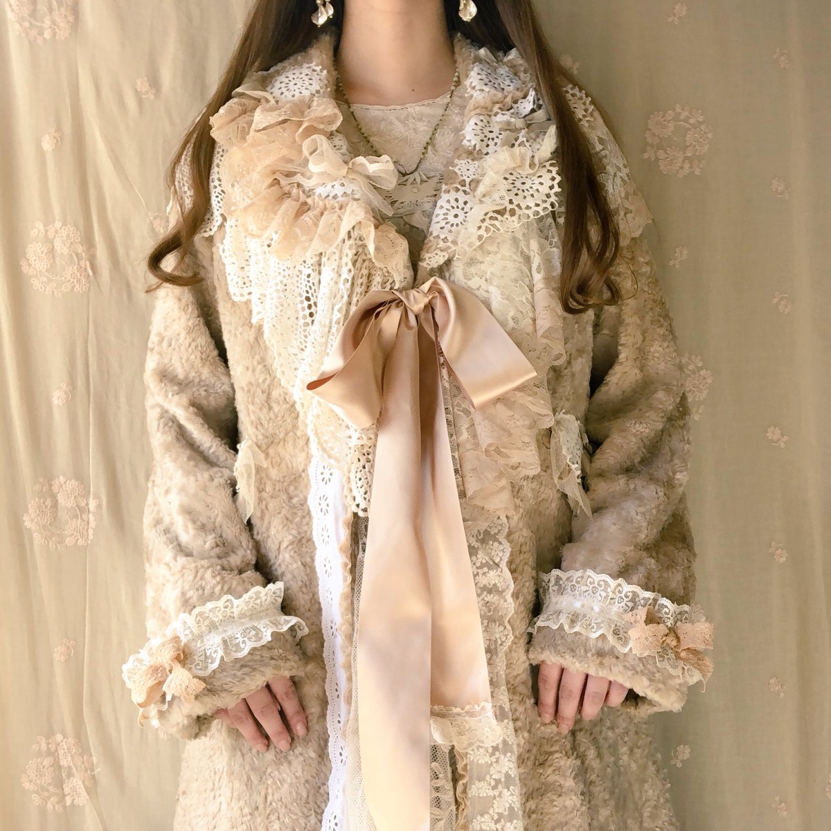 Meno_harajyuku's tweet photo. me-menoテディベアガウンコート🧸

たっぷりレース×ファーの組み合わせが可愛いすぎる主役コート♡
お袖長めのゆったりガウンなので厚めのニットの上からも着用出来そう♡
リボンを垂らして前を開けて羽織っても可愛いです。

￥39800＋tax https://t.co/9aRL8nmN8s