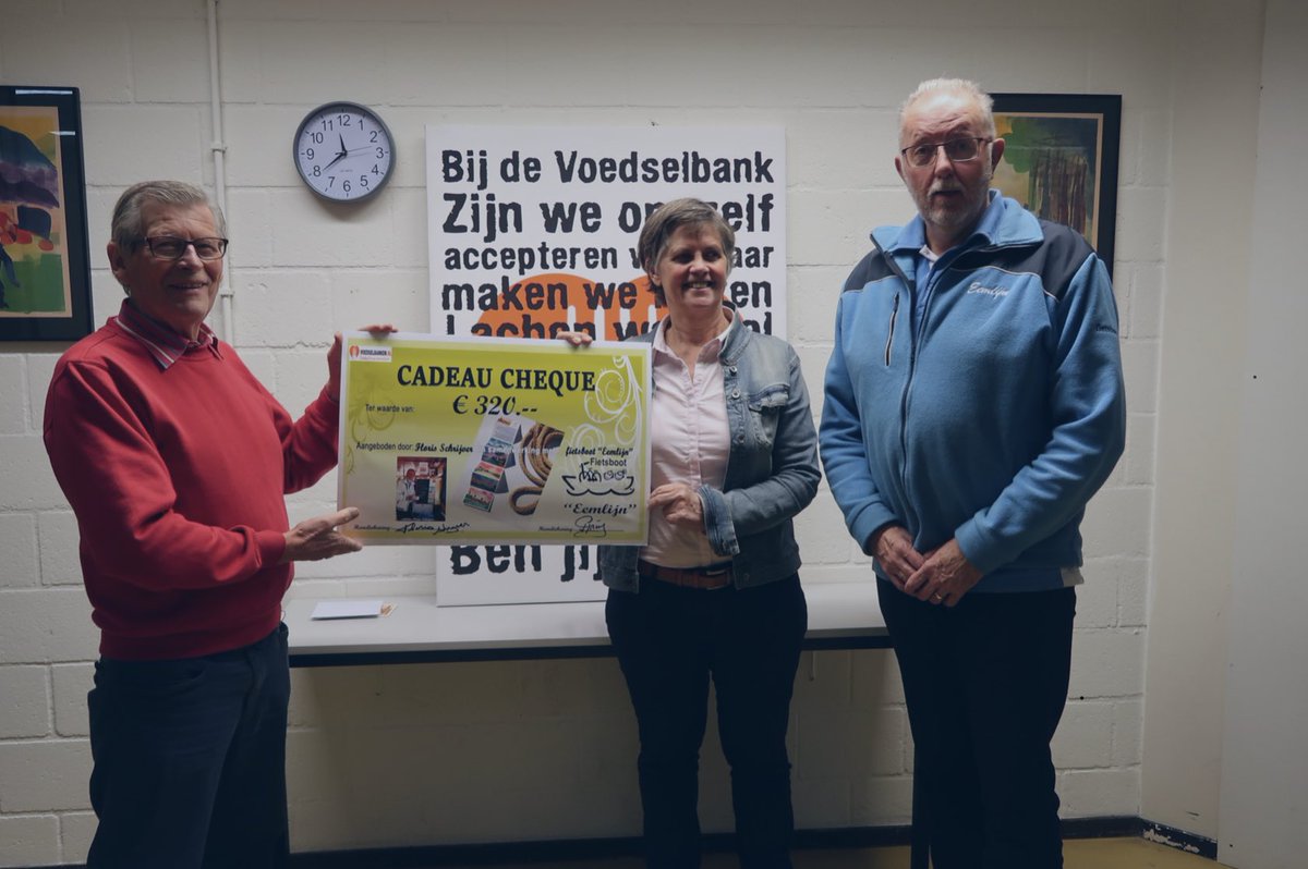 Eemlijn's tweet photo. Vrijdagmorgen hebben Gerrit Prins van de stichting de Eemlijn en Floris Schrijver, kunstschilder, een cheque ter waarde van €320 overhandigd aan Cieke Galenkamp van de Voedselfocus Amersfoort.

￼
 
Vlnr: Floris Schrijver, Cieka Galenkamp en Gerrit Prins. https://t.co/FZrPiYzf8o
